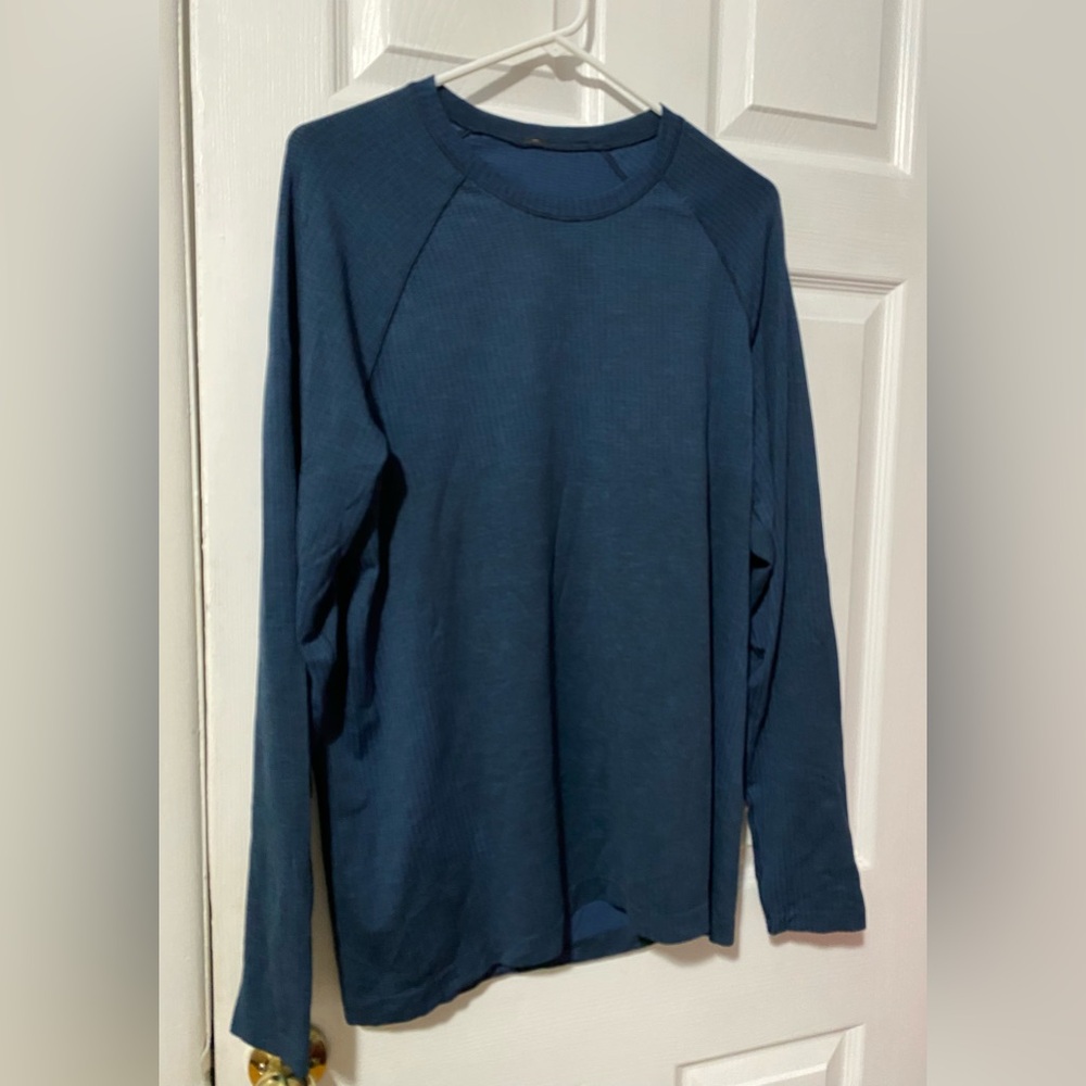 Men’s lululemon longsleeve top size large